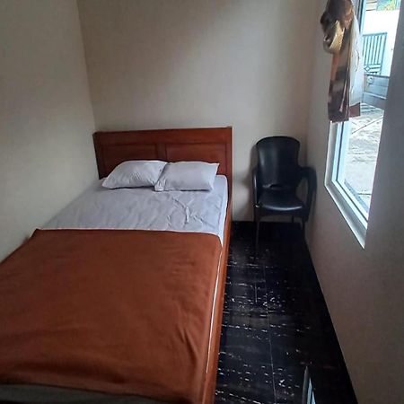 Oyo 93767 45 Guest House Sragen Exterior foto